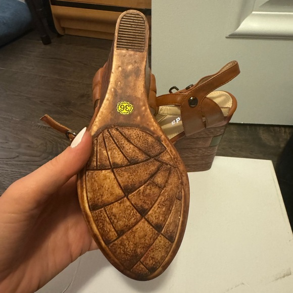 Tan wedges - Picture 4 of 8